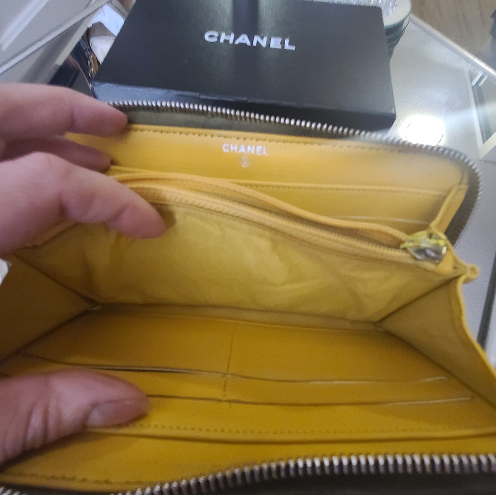 Chocolate CHANEL zip wallet - Picture 11 of 14